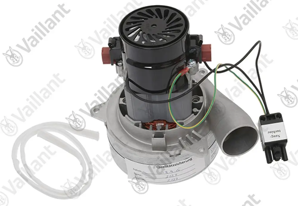 Vaillant Gebläse mit einem Motor und mehreren Kabelanschlüssen, montiert auf einem Gehäuse. Sichtbare Rohrverbindung und zusätzliche Komponenten.